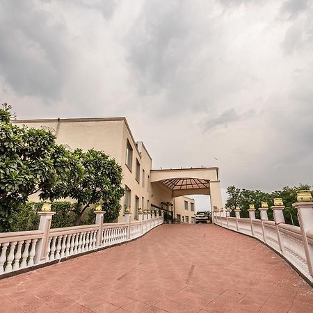 Hotel Celebration Gardens New Delhi Exterior foto