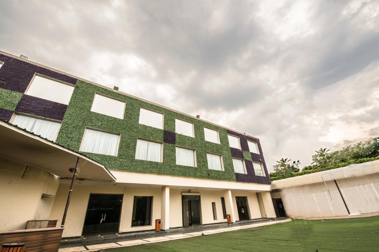 Hotel Celebration Gardens New Delhi Exterior foto