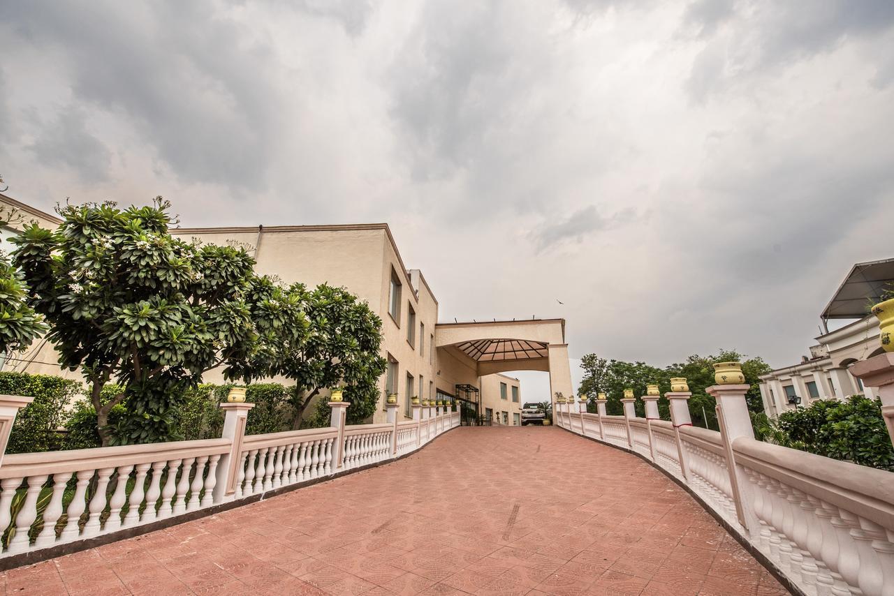 Hotel Celebration Gardens New Delhi Exterior foto