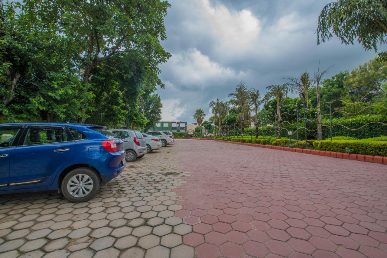 Hotel Celebration Gardens New Delhi Exterior foto