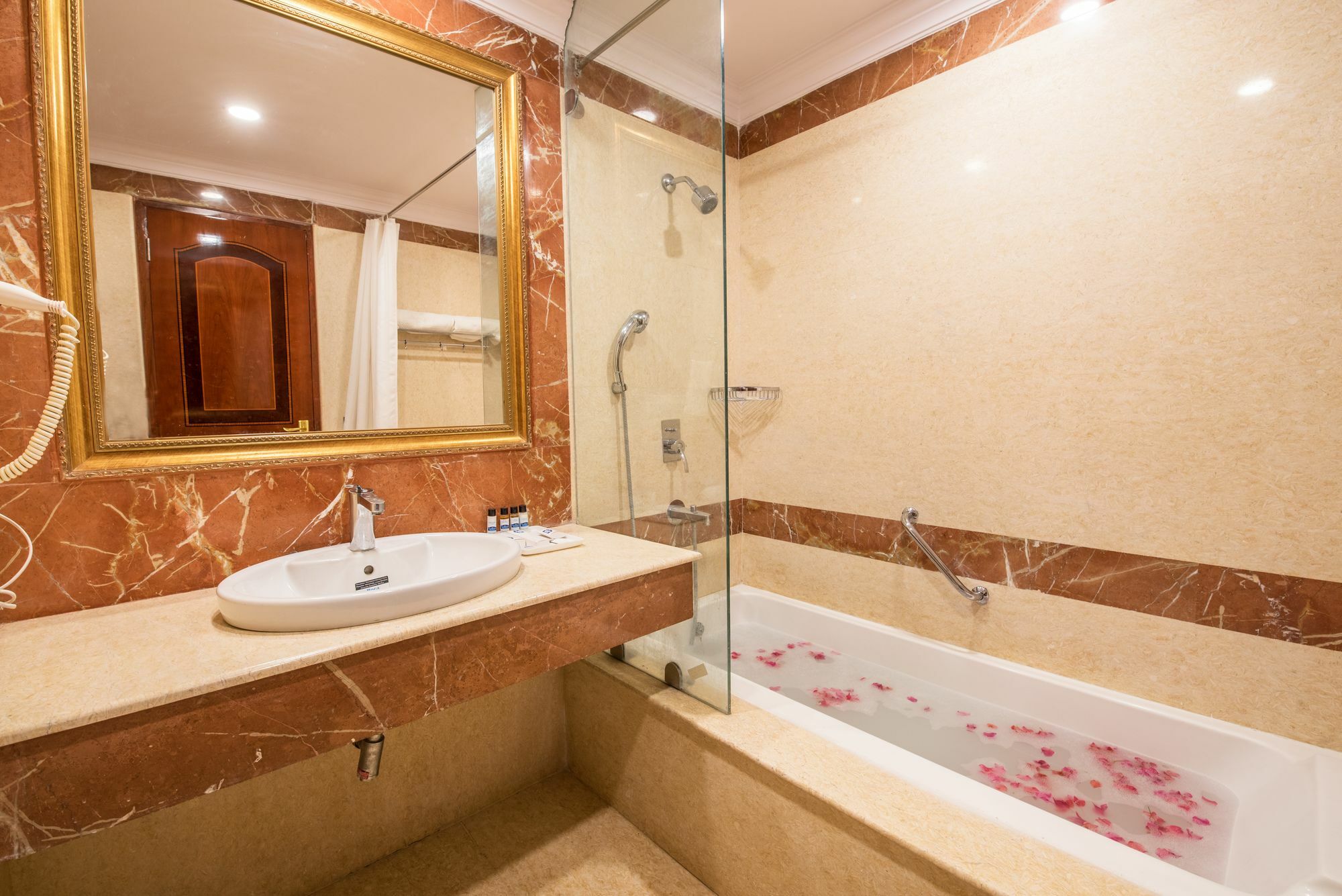 Hotel Celebration Gardens New Delhi Exterior foto